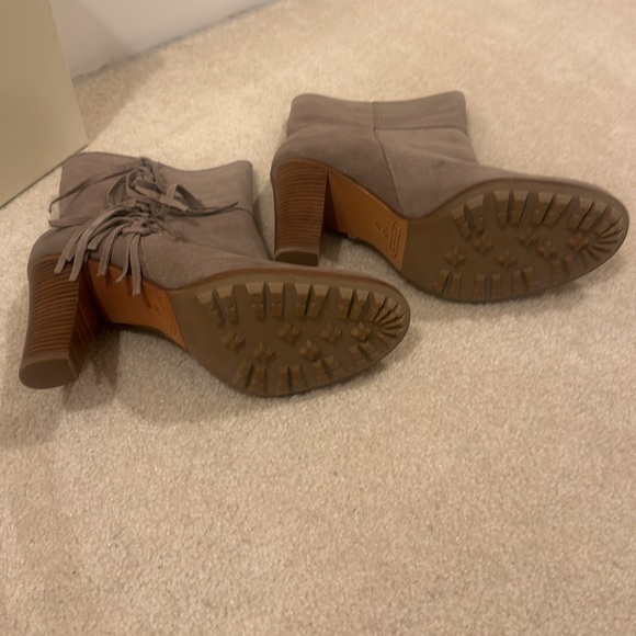 New in box - Coach size 10M Tamsin Rich Suede. Sahara . - Picture 3 of 5